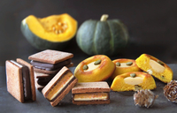 ハロウィーンに合わせて発売した「チョコサンドかぼちゃ」（左）と「かぼちゃティグレ」