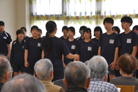 ホームの利用者らに歌声を届けた三陽中3年1組の生徒たち