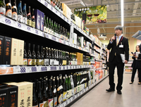 諏訪地域の酒蔵の商品を取りそろえたイオンスタイル諏訪の酒販コーナー