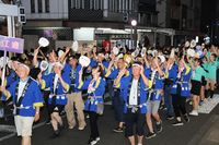 「飯田りんごん」で中心市街地を練り歩く踊り連＝8月1日