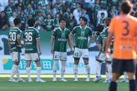 18日のAC長野戦で開始早々に失点し、顔を見合わせる松本山雅の選手たち