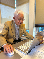 完成した映像作品を確認する山岸さん＝12日、長野市