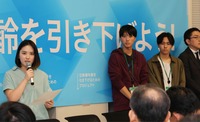 被選挙権年齢の引き下げを国会議員らに求めた沼子真生さん（左）ら＝20日、東京都千代田区