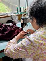 　「BEMO」のシャツをミシンで縫う元職人