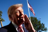 　メディアの質問に答えるトランプ米大統領＝19日、ワシントン（ロイター＝共同）