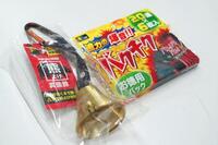 　福島県知事選のため郡山市選管が投票所に用意する爆竹とクマよけの鈴