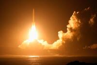 火星衛星探査計画「MMX」の探査機を載せ、鹿児島県の種子島宇宙センターから打ち上げられるH3ロケット10号機=20日午前4時41分