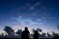 　H3ロケット10号機の打ち上げ後、上空に発生した夜光雲とみられる筋状の雲＝20日午前、鹿児島県の種子島宇宙センター
