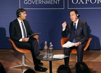 　スナク英元首相（左）と対談する岸田元首相＝19日、英オックスフォード（共同）