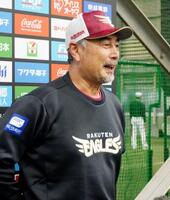 　報道陣の取材に応じる楽天・吉井監督＝20日、楽天モバイル最強パーク宮城