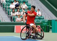 男子シングルス2回戦 カザフスタン選手と対戦する小田凱人=名古屋市東山公園TC