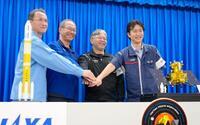 H3ロケット10号機の打ち上げ後、撮影に応じるJAXAの有田誠プロジェクトマネージャ(中央左)、川勝康弘プロジェクトマネージャ(同右)ら=20日午前、鹿児島県の種子島宇宙センター