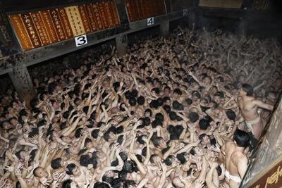 今年の「西大寺会陽」で宝木を奪い合う男たち＝2月、岡山市