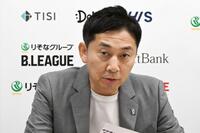 　理事会後に記者会見するBリーグの島田慎二コミッショナー＝20日、東京都内