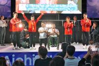 メダリストとの交流イベントで、歓声に応える柔道女子52キロ級(全盲)で金メダルに輝いた半谷静香(左から2人目)ら=20日夜、名古屋市