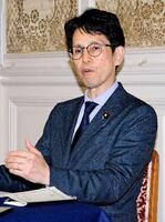 　記者会見する民主改革の会の階幹事長＝20日午後、国会