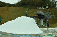 造雪作業が急ピッチで進む軽井沢プリンスホテルスキー場＝20日午前10時5分、軽井沢町軽井沢