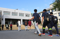 辰野高校に登校する生徒たち。同校で続く「三者協議会」が岐路に立つ中、主権者教育の在り方も問われている＝１日、辰野町