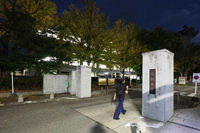 信大の松本キャンパス。左奥は大学本部が入る建物＝20日、松本市