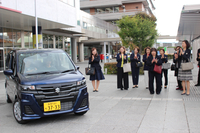 寄贈した軽ワゴン車を見送る国際ソロプチミストのメンバー
