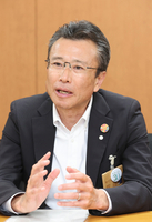 インタビューに答える佐藤市長