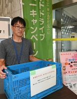 食料品の寄付を受け付ける専用コンテナ。県飯田合同庁舎の1階に置く