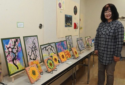 臨床美術の教室の生徒の作品と森さん