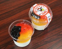 ホタルをイメージした3色のゼリーを載せたぴっかりプリン