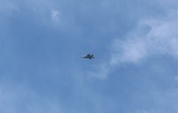 長野市上空を南下する航空機＝21日午前10時46分、長野市箱清水