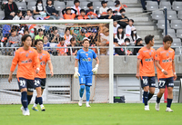 AC長野―琉球　後半39分、先制され厳しい表情を浮かべるAC長野のGK田尻（中央）