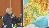 白馬村公民館講座で受講者に講義する田中欣一さん＝9日（ケーブルテレビ白馬提供）