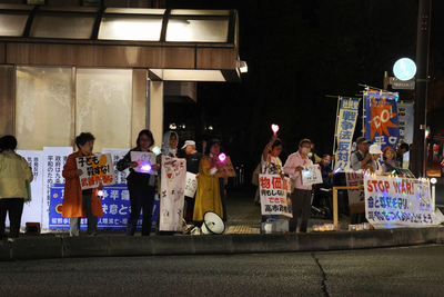 ペンライトを振って反戦を訴えたデモ活動の参加者たち=21日、佐久市