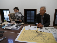 両親らの写真を手に話をする米田さん（左）と中山さん