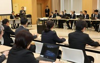 税金のキャッシュレス納付促進を巡り開かれた意見交換会＝21日、松本市