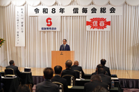 信毎会総会であいさつする小坂壮太郎信濃毎日新聞社長＝21日、松本市本庄1