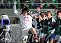松本山雅―群馬　試合終了後、サポーターの前でダンスする松本山雅・佐相