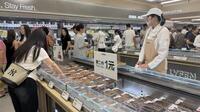 　夕方の買い物客で混み合う「LYFEN　life　新鮮生活」の店内＝9月26日
