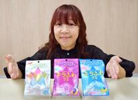 　「ハード系の『ペタグーグミ』の商品企画も担当しました。グミは毎日食べる人も多いのでヒットの手応えも大きいです」と話すノーベル製菓の高見綾さん＝大阪市