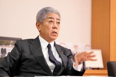 インタビューに答える岩屋毅前外相