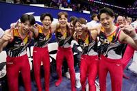 　体操世界選手権の男子団体総合で優勝し喜ぶ（左から）土井陵輔、橋本大輝、川上翔平、岡慎之助、前田楓丞。ロサンゼルス五輪の出場枠を獲得した＝20日、オランダ・ロッテルダム（共同）