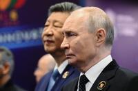 　訪問先のインドで展示を見るロシアのプーチン大統領（手前）と中国の習近平国家主席＝9月（AP＝共同）