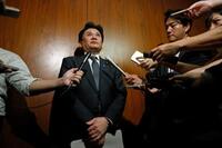 　記者団の取材に答える武部農相＝21日午前9時、国会