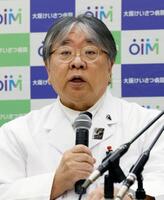 　iPS細胞から作った製品の移植について記者会見する大阪けいさつ病院の澤芳樹総長＝21日午前、大阪市天王寺区