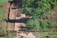 　非武装地帯（DMZ）で軍用道路の補強作業をする北朝鮮の兵士（韓国軍提供・共同）