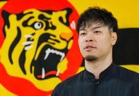 　取材に応じる阪神の佐藤輝明内野手＝21日、兵庫県西宮市