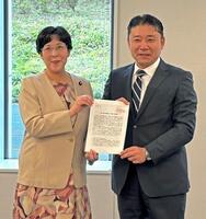 　連合の神保政史事務局長（右）から要望書を受け取る立憲民主党の田名部幹事長＝21日午前、国会