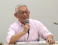 　記者会見する泉房穂参院議員＝21日午後、国会