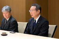 　静岡県島田市で染谷絹代市長と面会する中部電力の安井稔社長（右）＝21日午後