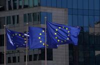 EUの旗が掲げられたEU欧州委員会の本部=4月、ブリュッセル(ロイター=共同)