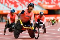 　男子100メートル（車いすT51、52）で優勝した佐藤友祈＝パロマ瑞穂スタジアム